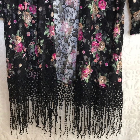 Sweet Rain Black Floral Lace Kimono - Picture 4 of 11